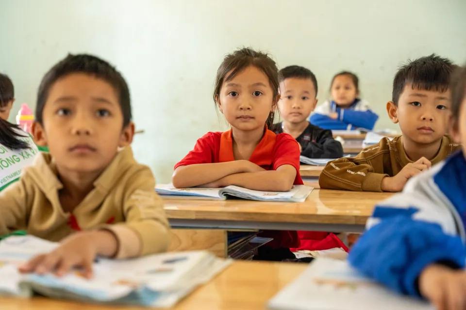 Thầy cô chữa bài cho từng em